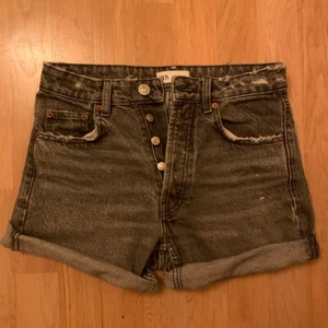 Shorts zara - Säljer dessa snygga midwaist shortsen från zara! Dem är i storlek 34. Skriv privat för eventuella frågor💕köparen står för frakten