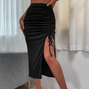 Kjol - Helt oanvänd kjol i storlek M ( sitter som S). Man kan justera kjolen med banden. 