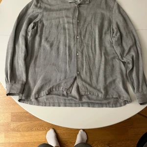 Weekday Skjorta - En väldigt fet weekday skjorta med bra fit för en ”baggy” outfit!