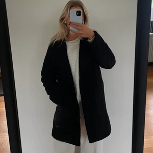 Teddyjacka  - En svart teddyjacka från ginatricot🖤 