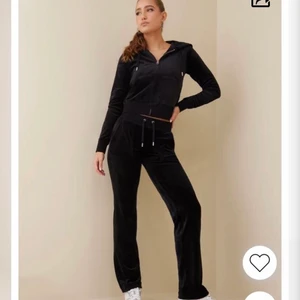 Juicy couture byxor - Säljer ett par jättefina svarta juicy i bra skick, inte använda mycket. Storlek s och sitter jättefint. Säljer eftersom dem inte kommer till användning längre, skriv privat för fler bilder❤️ jag står ej för frakten❤️