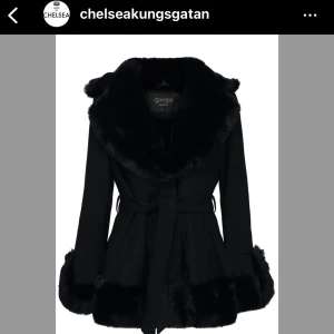Jacka från Chelsea! - Jacka med fuskpäls som köptes på Chelsea i Göteborg som är i storlek S 🌸 Jackan är använd 2-3 gånger och är därmed i nyskick! (Betalning via Swish)
