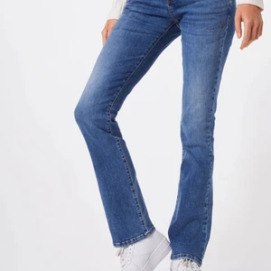 Ltb jeans - Ltb jeans ”valerie” , bootcut och lågmidjade. 34 i längd ( finns 30,32,34 & 36) så ganska långa. OBS, endast provade!!! säljer då de inte kommer till användning. Samma storlek i midja som på bilden. Nypris tror 765kr. ☺️