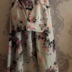 Blommig kjol&topp Oanvänd från boohoo 