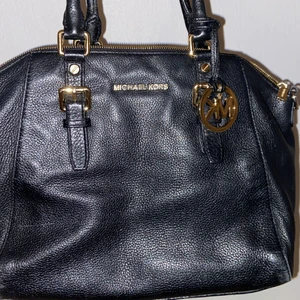 MICHAEL KORS väska - Rätt så utslite och anväd väska men går fortfarande att använda! 