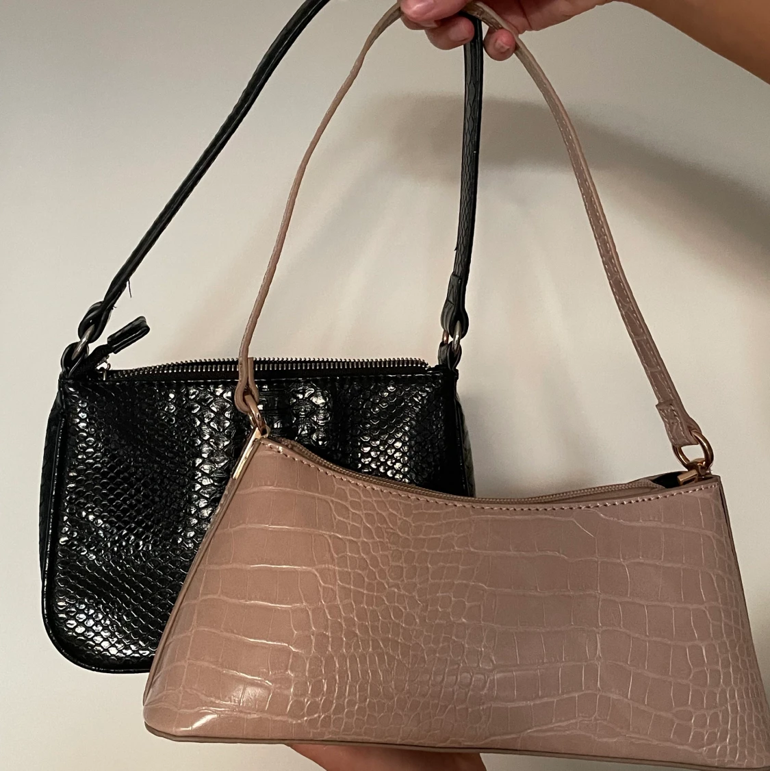 2 st handväskor. Svart & beige 