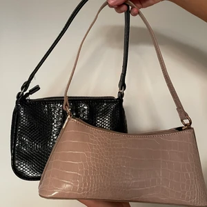 2 st handväskor. Svart & beige  - Säljer dessa två tillsammans då dom inte kommer till användning. Knappt använda. Svarta är från Na-kd och beiga ASOS. 