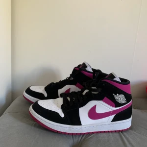Jordan 1 - Säljer mina rosa Jordan 1 mid. Sparsamt använda och i fint skick. Storlek 40 men passar mig som vanligtvis har storlek 38,5-39. Pris kan diskuteras, hör av er vid frågor. Köparen står för frakt!