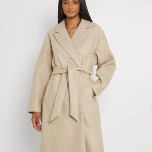 Söker en beige kappa - Söker en beige kappa från Zalando i märket Vera Moda i storlek xs eller s. Kan också vara samma fast i svart, det spelar ingen roll. 