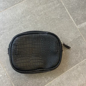 Neccesär / liten väska/ clutch svart - Säljer en neccesär/liten väska/clutch ifrån PIECES!! Använd ca 2 ggr så är i superfint skick! 😍