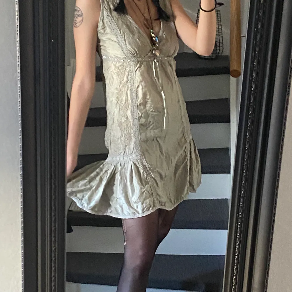Säljer denna supervackra klänningen då den tyvärr inte är min stil längre :( Väldigt skrynklig på bilderna men så så vacker! Älskar den! Väldigt y2k men också lite fairycore! Skriv till mig om du undrar något! . Klänningar.