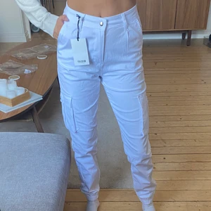 Helt nya cargopants - Helt nya lapp kvar!  