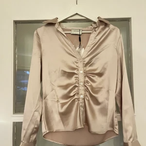 Blus från neo noir  - Superfin champagne färgad blus från Neo Noir, storlek xs. Nypris 749kr 🌸