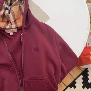 Burberry zip hoodie  Cond 8/10 inga flaws  Stl S men passar M billigare vid snabb affär kontakta mig för fler frågor:)