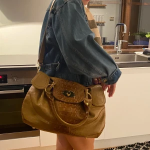 Handväska J&D Paris  - Säljer min j&d paris handväska. (Äkta skinn) skriv om du är intresserad så kommer vi fram till något rimligt pris! 