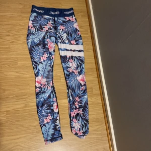 Stronger byxor - Säljer då mina mörkblåa stronger byxor då dom är för små.