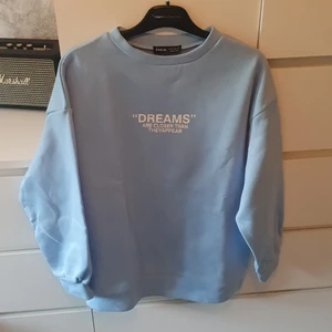 Ljusblå sweatshirt - Säljer denna då den tyvärr inte används. Den är ganska oversize så passar nästan alla (storlek xs). Den är jättemysig inuti och supersöt nu till hösten. Frakten tillkommer💙