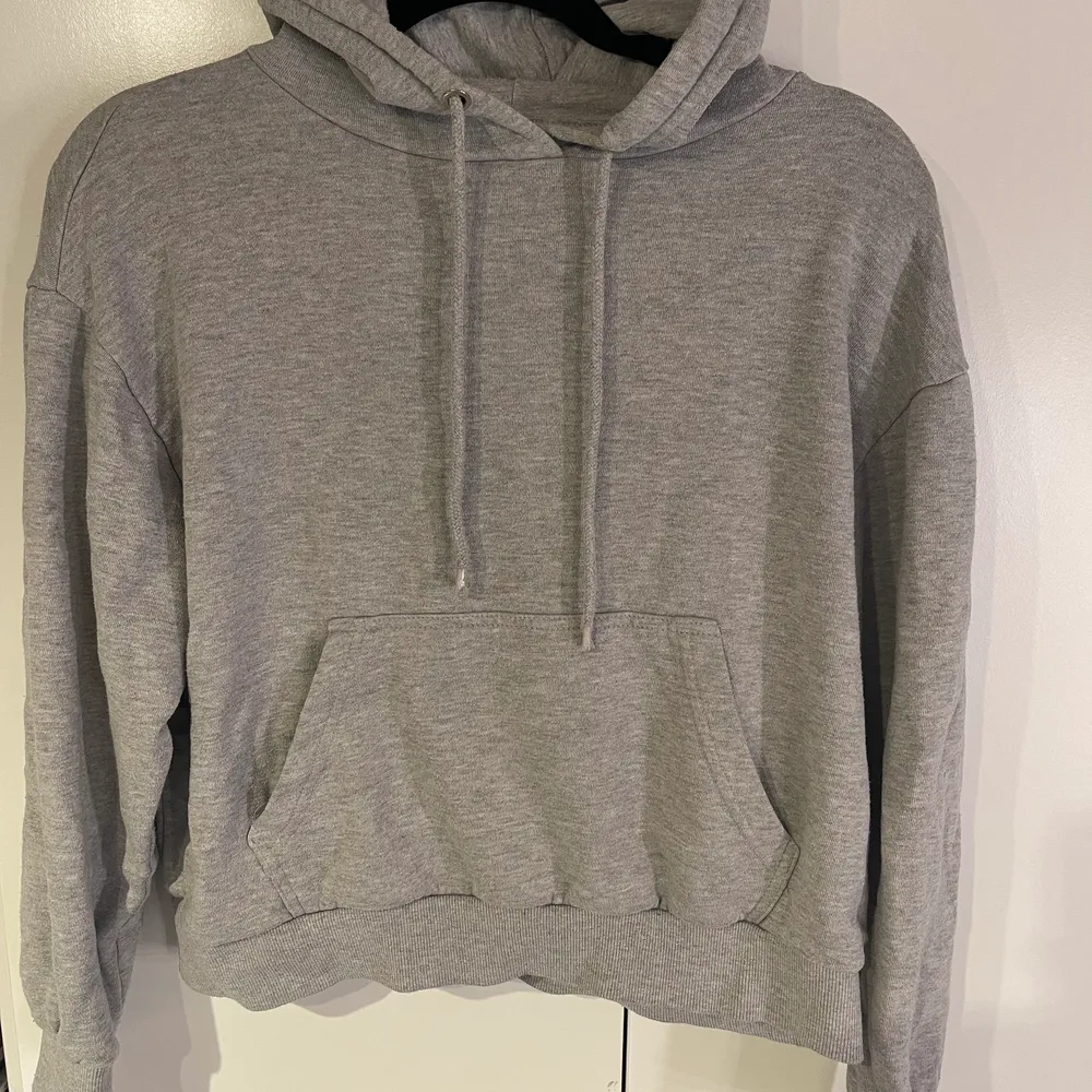 En jättefin grå hoodie från even&ODD. Den är använd ett fåtal gånger och är i bra skick och den är i storlek xs. . Tröjor & Koftor.