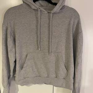 En jättefin grå hoodie från even&ODD. Den är använd ett fåtal gånger och är i bra skick och den är i storlek xs. 