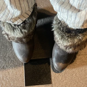 Klackar med päls  - Säljer dessa unika klackar (höst/vinter) med päls. Storlek är inte angivet men uppskattas som 37-39. Passar perfekt på både en 37a och 39. Kontakta mig gärna för fler frågor! 🙌🏽