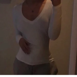 V-ringad tröja - Vit V ringad tröja i Storlek S🤍🤍 Tröjan är jätteskön, säljer pga att jag inte använder så mycket längre🤍🤍