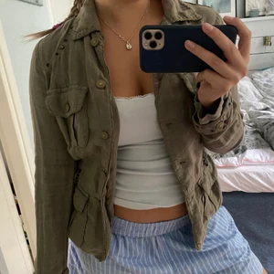 Jaxka - Militärgrön höstjackan med detaljer. Superfin och perfekt att ha en stickad tröja under💕