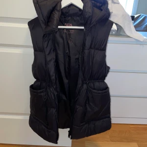 Väst, zara, svart, jacka, höst - Väldigt fint skick på västen, svart barnstorlek 152-164 passar XS mer detaljer hör av er