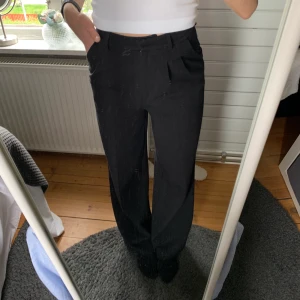 Svarta kostymbyxor - Säljer nu mina älskade svarta kostymbyxor från BikBok i storlek 36 men som tyvärr blivit för små😫🤍 De passar även mindre storlekar beroende på vilken passform som önskas!💗