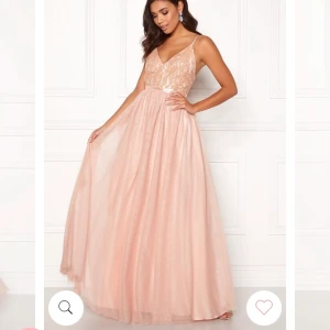 Rosa Balklänning - Säljer denna ljusrosa otroligt drömmiga & vackra Balklänning från Bubbleroom. Modellen heter: Daphne Mesh gown Oanvänd, sprillans ny. Färg: Ljusrosa Strl: 38, Nypris: 1299kr SLUTSÅLD på hemsidan Frakt: 66kr, spårbart🌸💓