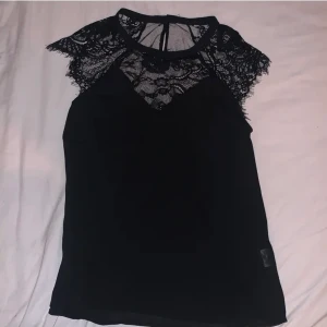 sthlm tröja, spets - jätte fint topp från cubus, använd några få gånger pga att det inte är min stil. tycker verkligen den passar stockholmsstils tjejer/killar. köparen står för frakt om man inte vill/kan mötas upp❤️ TRYCK INTE PÅ KÖP NU 