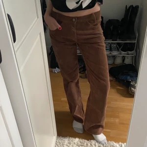 Brandy Melville jeans  - Bruna Brandy Melville corduroy jeans som är lågmidjade. Använd fåtal gånger så i väldigt bra skick. 