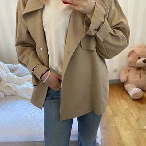 ARKET trenchcoat  - Storlek XS, sparsamt använd så jackan är i fint skick!