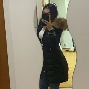 Rock n blue jacka  - Säljer min rock n blue jacka med äkta päls. Använt den ett par gånger då den inte är min stil längre oså så därför säljer jag den men priset kan diskuteras och kan tänka mig sänka priset. Ordpris 3800kr. 