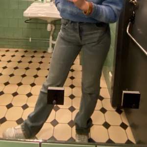 Grå-blåa ”straight” zara jeans i storlek 36💫. Säljer byxorna för jag tröttnat på dom..😔 Köpte dom för omkring 300kr 