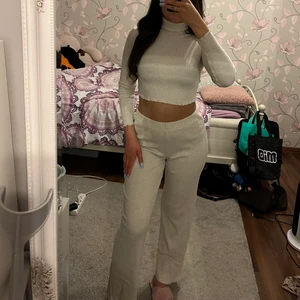 Beige stickad mjukis set - Beige stickad mjukis set från Pull&Bear, använd endast 1 gång. Den är i helt nytt skick och är väldigt varm och skön. Är i storlek M men den sitter som S. 