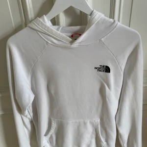 Hoodie från the north face  - Snygg hoodie i bra skick från the North face! Nypris 799kr, säljer för 300kr +frakt