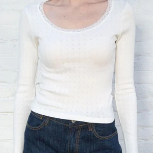 Lace tröja🤍 - Superfin tröja från Brandy Melville som har andvänts få gånger. Tröjan har väldigt fina detaljer och lace runt urringningen🤍 OBS: Tryck ej på köp direkt knappen är ni snälla💕