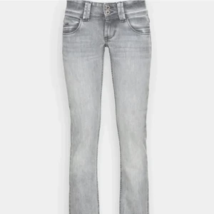 ( Intressekoll)  - Jätte fina pepe jeans i en fin grå färg. Fick dessa av en tjej på Plick men tyckte de var lite för lågmidjade för min smak.  ( Intressekoll) för att se om någon vill köpa eller byta.💖💖
