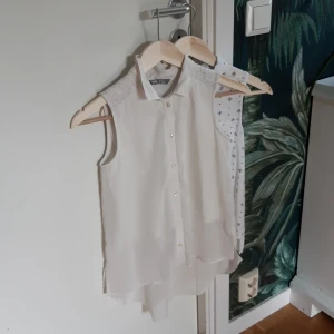 Lindex och Hm blusar - Två vita blusar, en med spets och en med mönster, perfekta för en fin middag eller skolavslutning. Båda för 110kr elr 1 för 60
