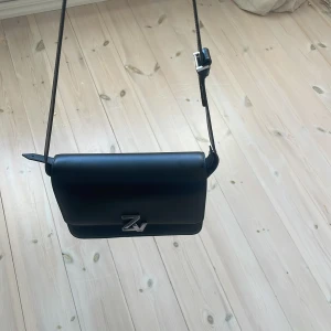 Zadig vöska - Säljer denna helt nya zadigväska som jag fick i födelsedagspresent idag!! Säljer för att vi fick hem fel, och gick inte att returnera🤗 dustbag ingår! Skriv till mig om ni har frågor!