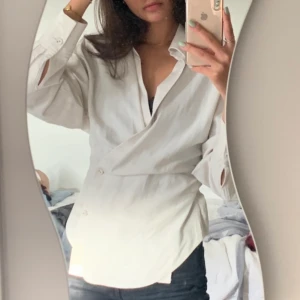 Linne skjorta/blus från & other stories - Säljer min favvo linne skjorta blus/skjorta som tyvärr blivit för liten. Stl 34 o köpt för 790 kr <3