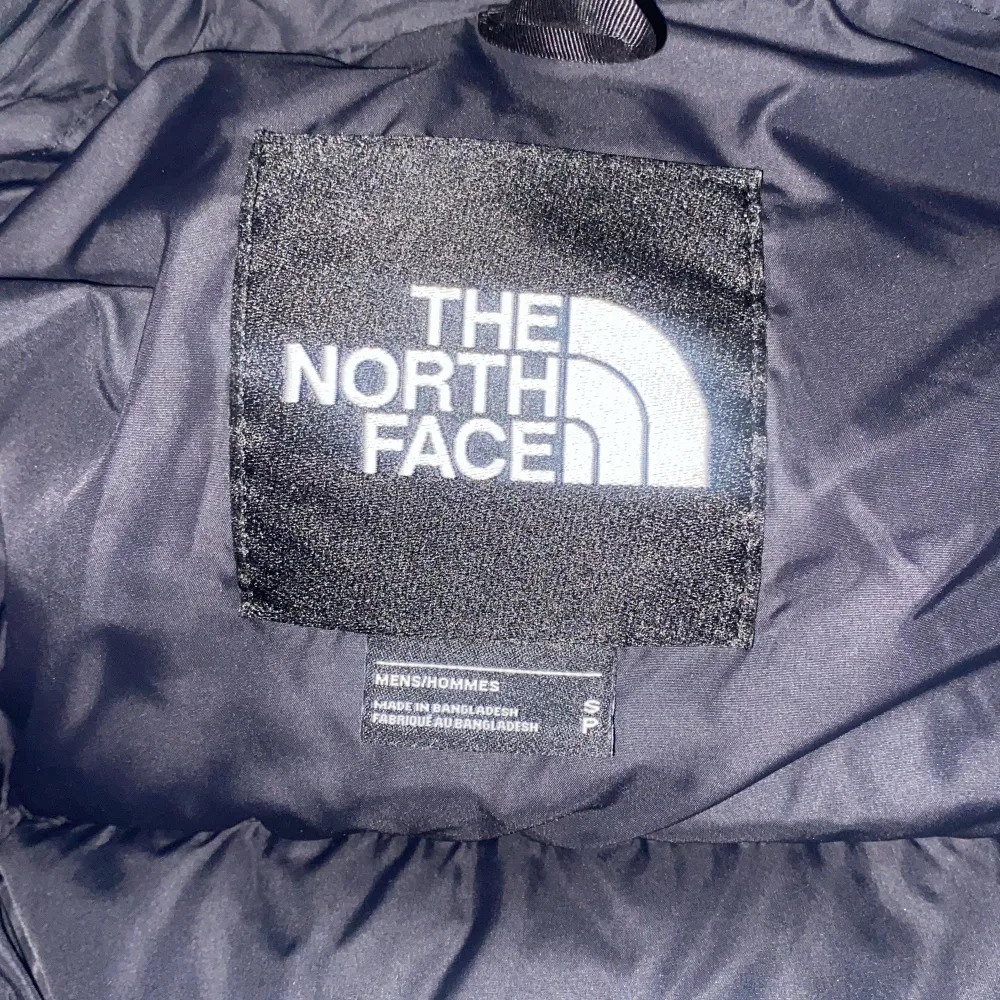 Säljer en the north face jacka då jag inte kommer använda den mer.  Skick 7/10 Hör av er om ni har frågor👍. Jackor.