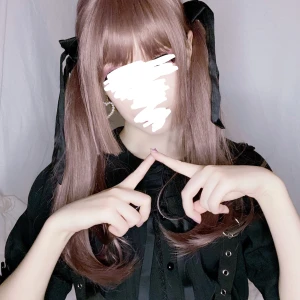 Peruk - Brun lila peruk som endast provats på för en Photoshoot. Gillade ej färgen på mig och säljer därför.