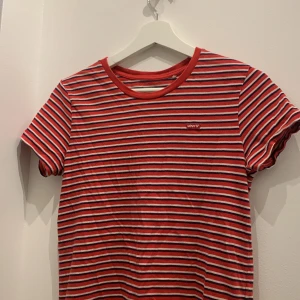 T-shirt  - En jätte fin t-shirt från Levis( köparen står för frakt 59kr)