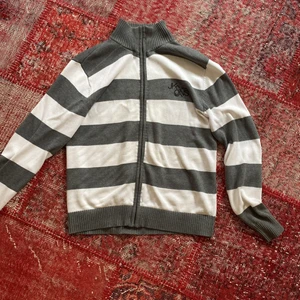 Zipup  - Vitnoch grärandig zip-up tröja från Jack & Jones! Den är väldigt skön och väldigt bra skick🫶