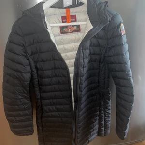 Parajumper irene parka - Säljer min parajumper Irene parka höst/vårjacka i storlek M. Passar S oxå. Endast använd tre gånger inköpt på johnells för 4500kr. Säljs för 3000kr pris kan diskuteras vid snabb affär.