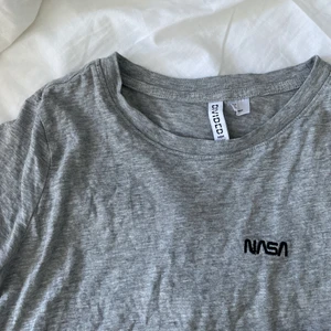 t-shirt grå - en grå basic t-shirt från hm 🎡 sällan använd storlek: xs  köparen står för frakten: 45 kr total: 55kr