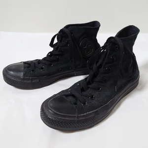 Helsvarta converse - Helsvarta converse i klassisk modell. Använda men hela och fina 🌿