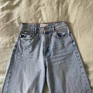 Superfina zara jeans i modellen 90’s full length, använda ett fåtal gånger men är i nyskick. Nypris 499 och mitt pris 275 🤩🤩