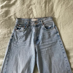 Zara jeans - Superfina zara jeans i modellen 90’s full length, använda ett fåtal gånger men är i nyskick. Nypris 499 och mitt pris 275 🤩🤩